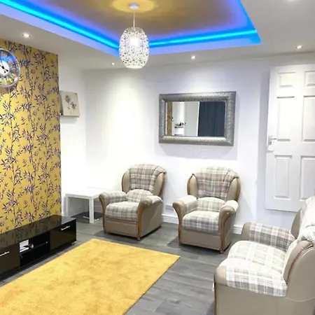 Comfy 3 Bedroom 2 Bath House Near Centrepiece * Leeds (West Yorkshire)