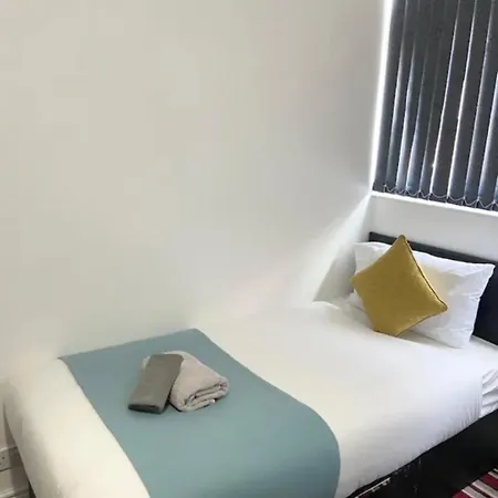 Comfy 3 Bedroom 2 Bath House Near Centrepiece Leeds (West Yorkshire)