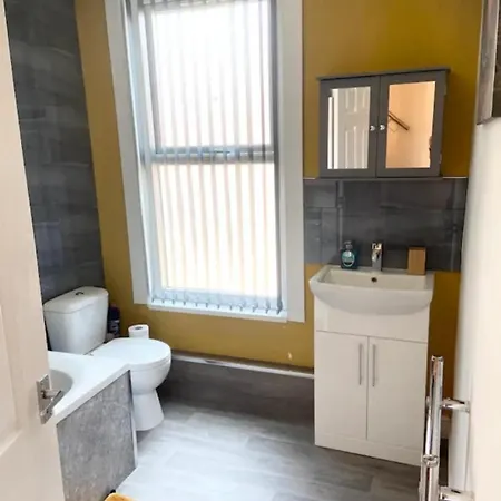 Comfy 3 Bedroom 2 Bath House Near Centrepiece *