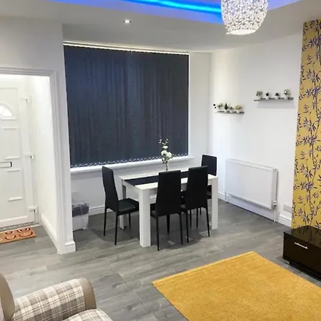 Comfy 3 Bedroom 2 Bath House Near Centrepiece Leeds (West Yorkshire)